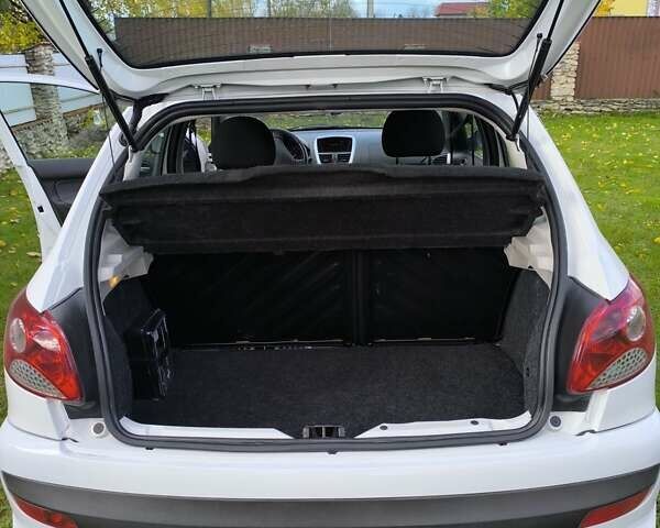 Білий Пежо 206, об'ємом двигуна 1.36 л та пробігом 108 тис. км за 5500 $, фото 14 на Automoto.ua