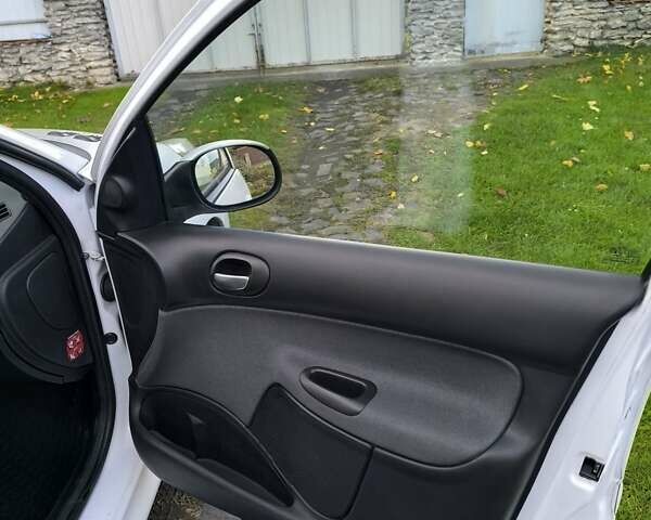 Білий Пежо 206, об'ємом двигуна 1.36 л та пробігом 108 тис. км за 5500 $, фото 5 на Automoto.ua