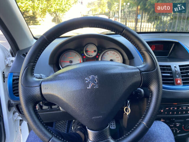 Білий Пежо 206, об'ємом двигуна 1.4 л та пробігом 213 тис. км за 4000 $, фото 14 на Automoto.ua