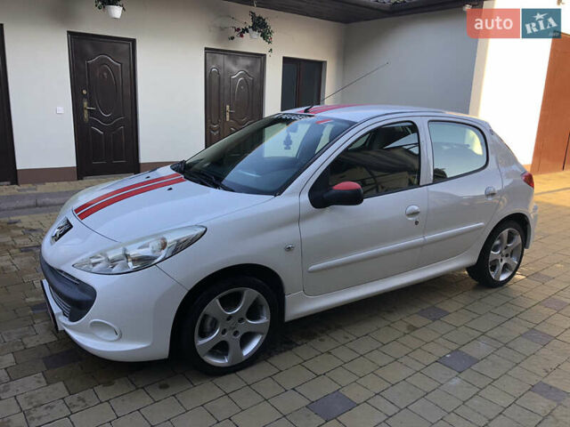 Белый Пежо 206, объемом двигателя 1.4 л и пробегом 107 тыс. км за 4950 $, фото 2 на Automoto.ua