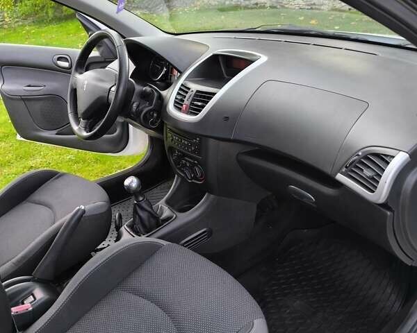 Білий Пежо 206, об'ємом двигуна 1.36 л та пробігом 108 тис. км за 5500 $, фото 10 на Automoto.ua