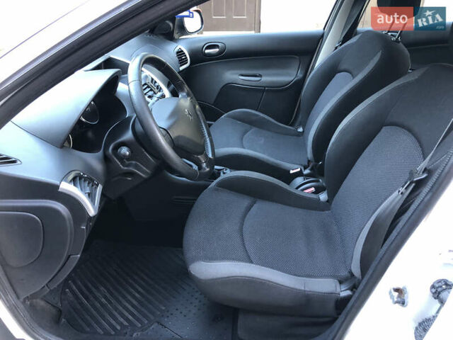 Белый Пежо 206, объемом двигателя 1.4 л и пробегом 107 тыс. км за 4950 $, фото 30 на Automoto.ua