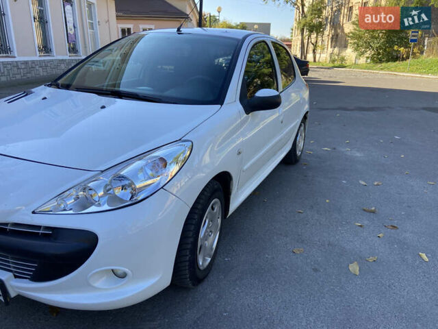 Білий Пежо 206, об'ємом двигуна 1.4 л та пробігом 213 тис. км за 4000 $, фото 7 на Automoto.ua