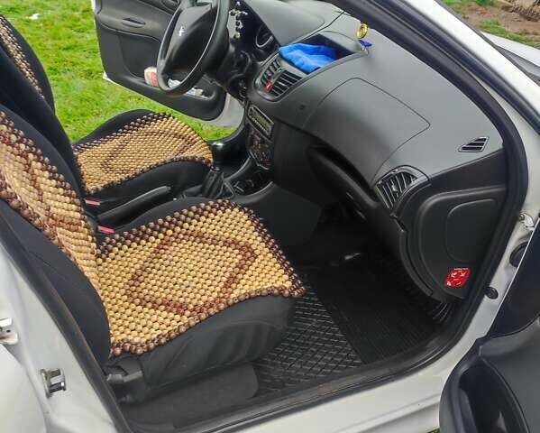 Белый Пежо 206, объемом двигателя 1.1 л и пробегом 112 тыс. км за 5200 $, фото 3 на Automoto.ua