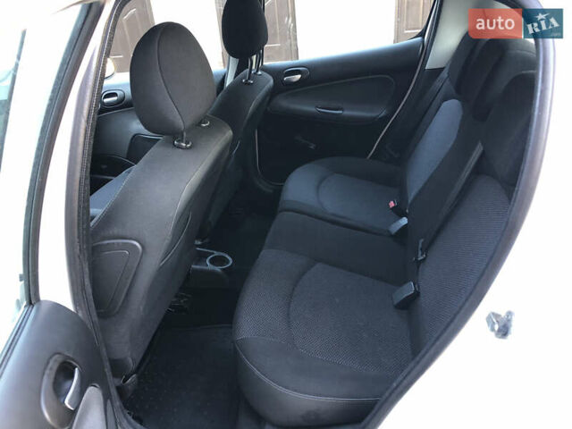 Белый Пежо 206, объемом двигателя 1.4 л и пробегом 107 тыс. км за 4950 $, фото 33 на Automoto.ua