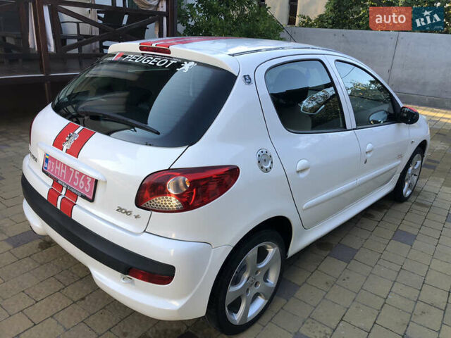 Белый Пежо 206, объемом двигателя 1.4 л и пробегом 107 тыс. км за 4950 $, фото 18 на Automoto.ua
