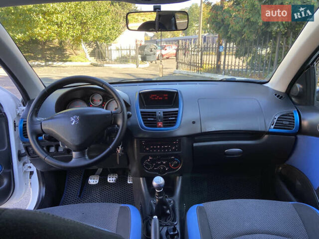 Білий Пежо 206, об'ємом двигуна 1.4 л та пробігом 213 тис. км за 4000 $, фото 18 на Automoto.ua