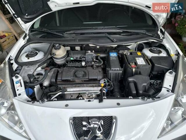 Білий Пежо 206, об'ємом двигуна 1.36 л та пробігом 108 тис. км за 5500 $, фото 13 на Automoto.ua