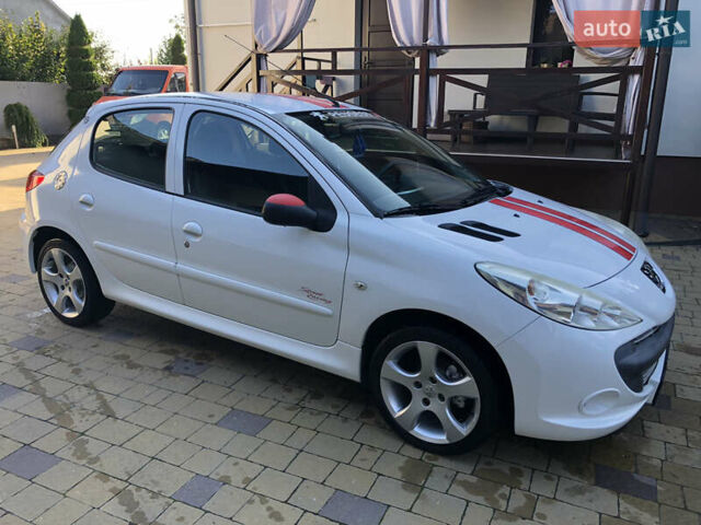 Белый Пежо 206, объемом двигателя 1.4 л и пробегом 107 тыс. км за 4950 $, фото 10 на Automoto.ua