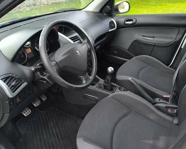 Білий Пежо 206, об'ємом двигуна 1.36 л та пробігом 108 тис. км за 5500 $, фото 4 на Automoto.ua