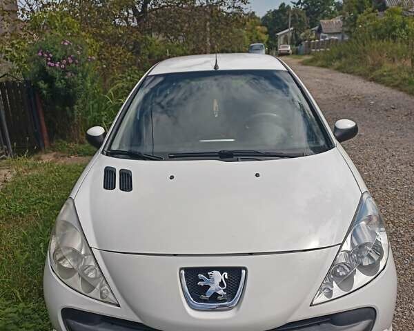 Белый Пежо 206, объемом двигателя 1.4 л и пробегом 213 тыс. км за 4500 $, фото 2 на Automoto.ua