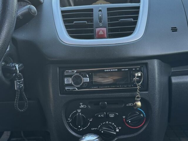 Белый Пежо 206, объемом двигателя 1.4 л и пробегом 152 тыс. км за 4700 $, фото 10 на Automoto.ua