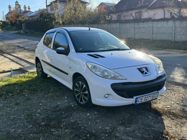 Белый Пежо 206, объемом двигателя 1.4 л и пробегом 152 тыс. км за 4700 $, фото 2 на Automoto.ua