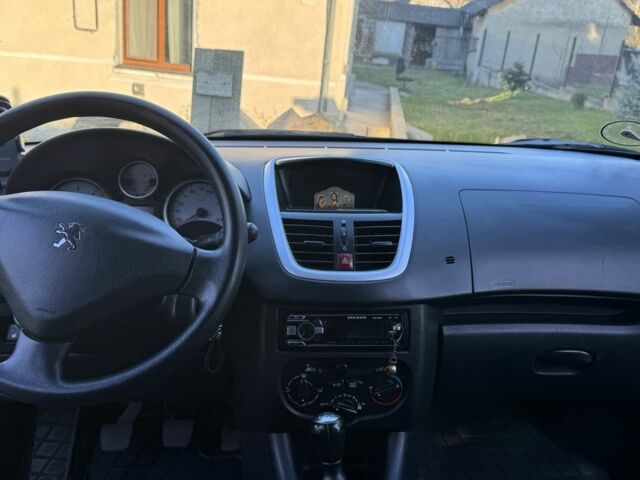 Белый Пежо 206, объемом двигателя 1.4 л и пробегом 152 тыс. км за 4700 $, фото 9 на Automoto.ua