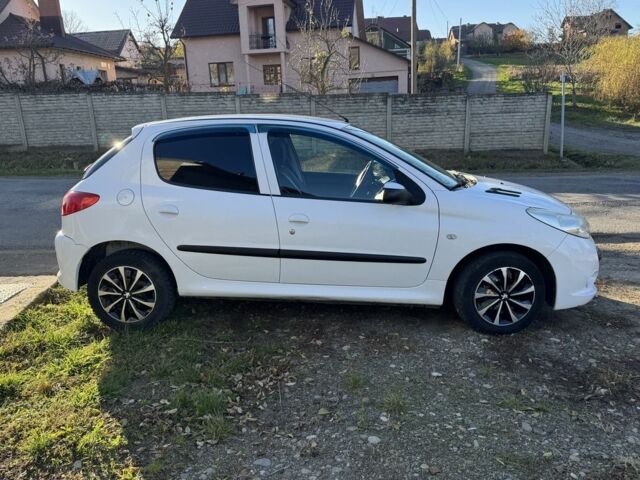 Белый Пежо 206, объемом двигателя 1.4 л и пробегом 152 тыс. км за 4700 $, фото 3 на Automoto.ua