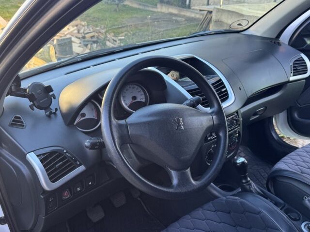 Белый Пежо 206, объемом двигателя 1.4 л и пробегом 152 тыс. км за 4700 $, фото 8 на Automoto.ua