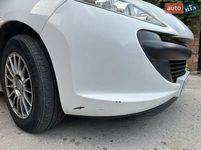 Белый Пежо 206, объемом двигателя 1.4 л и пробегом 121 тыс. км за 4600 $, фото 10 на Automoto.ua