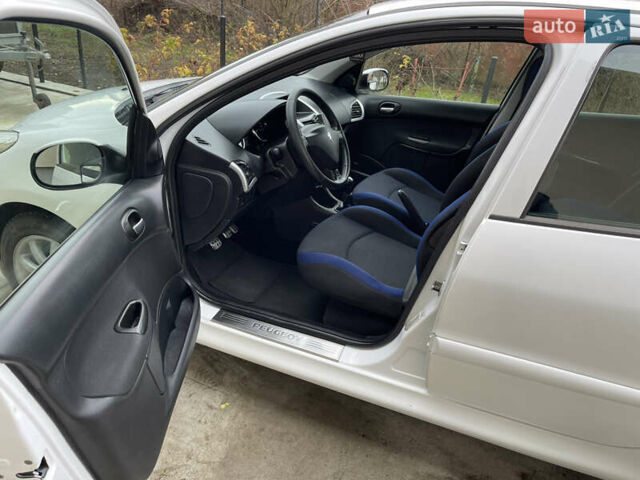 Белый Пежо 206, объемом двигателя 1.4 л и пробегом 130 тыс. км за 5800 $, фото 14 на Automoto.ua