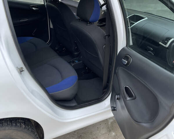 Белый Пежо 206, объемом двигателя 1.4 л и пробегом 130 тыс. км за 5800 $, фото 10 на Automoto.ua