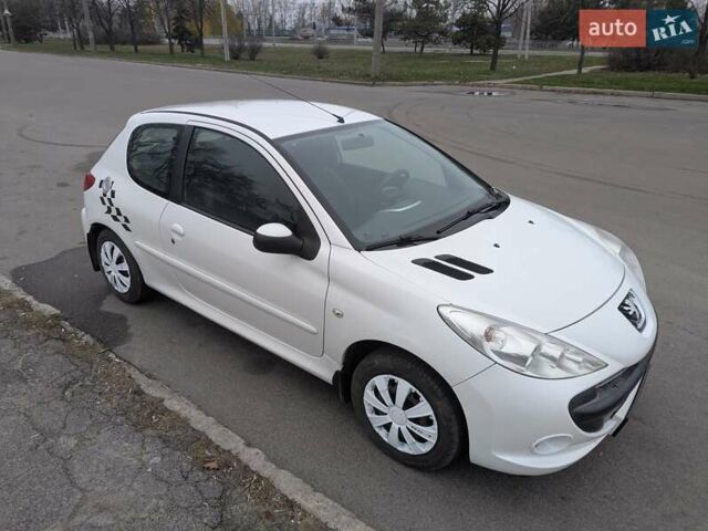 Белый Пежо 206, объемом двигателя 1.4 л и пробегом 176 тыс. км за 5200 $, фото 10 на Automoto.ua