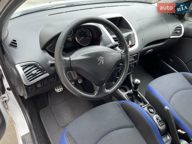 Белый Пежо 206, объемом двигателя 1.4 л и пробегом 130 тыс. км за 5800 $, фото 15 на Automoto.ua