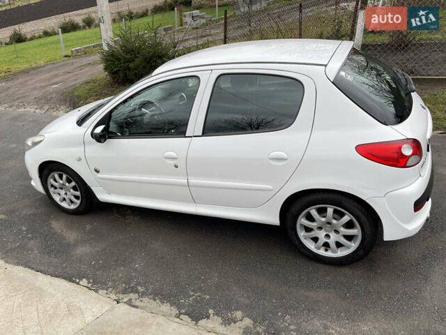 Белый Пежо 206, объемом двигателя 1.4 л и пробегом 130 тыс. км за 5800 $, фото 6 на Automoto.ua