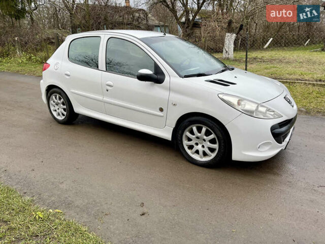 Белый Пежо 206, объемом двигателя 1.4 л и пробегом 130 тыс. км за 5800 $, фото 3 на Automoto.ua