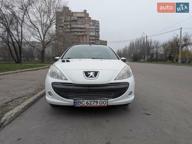 Белый Пежо 206, объемом двигателя 1.4 л и пробегом 176 тыс. км за 5200 $, фото 8 на Automoto.ua