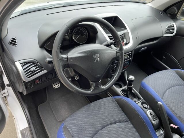 Белый Пежо 206, объемом двигателя 1.4 л и пробегом 130 тыс. км за 5800 $, фото 7 на Automoto.ua