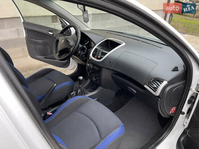 Белый Пежо 206, объемом двигателя 1.4 л и пробегом 130 тыс. км за 5800 $, фото 12 на Automoto.ua