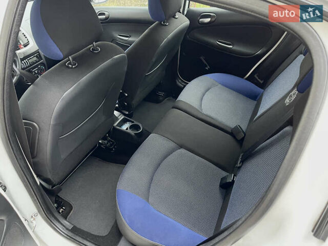 Белый Пежо 206, объемом двигателя 1.4 л и пробегом 130 тыс. км за 5800 $, фото 17 на Automoto.ua