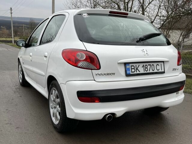 Белый Пежо 206, объемом двигателя 1.4 л и пробегом 130 тыс. км за 5800 $, фото 1 на Automoto.ua