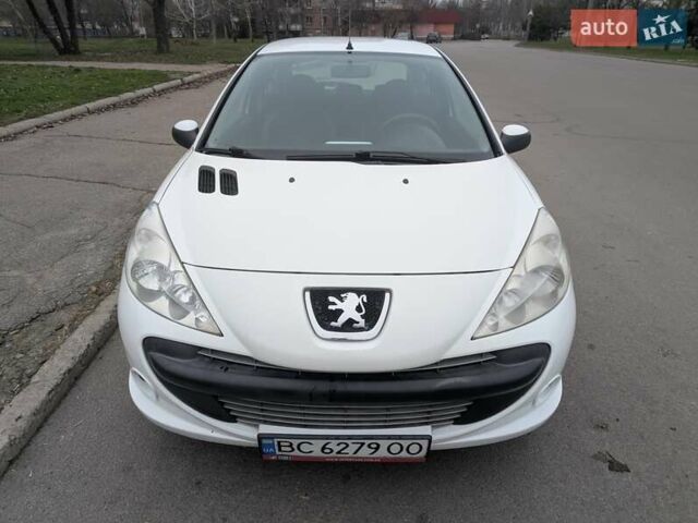Белый Пежо 206, объемом двигателя 1.4 л и пробегом 176 тыс. км за 5200 $, фото 9 на Automoto.ua