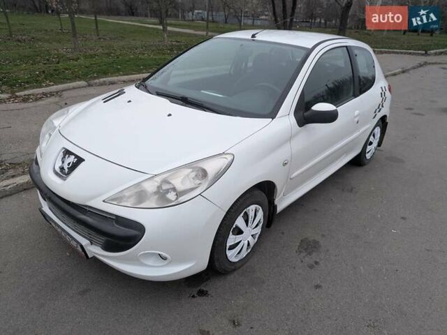 Белый Пежо 206, объемом двигателя 1.4 л и пробегом 176 тыс. км за 5200 $, фото 12 на Automoto.ua