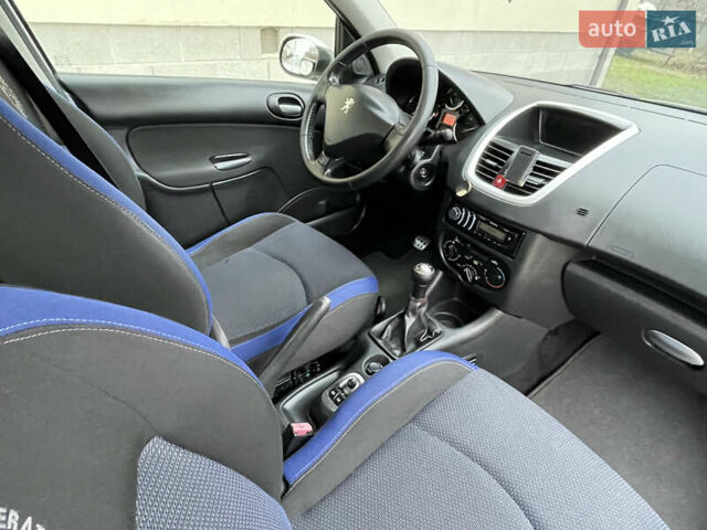Белый Пежо 206, объемом двигателя 1.4 л и пробегом 130 тыс. км за 5800 $, фото 19 на Automoto.ua