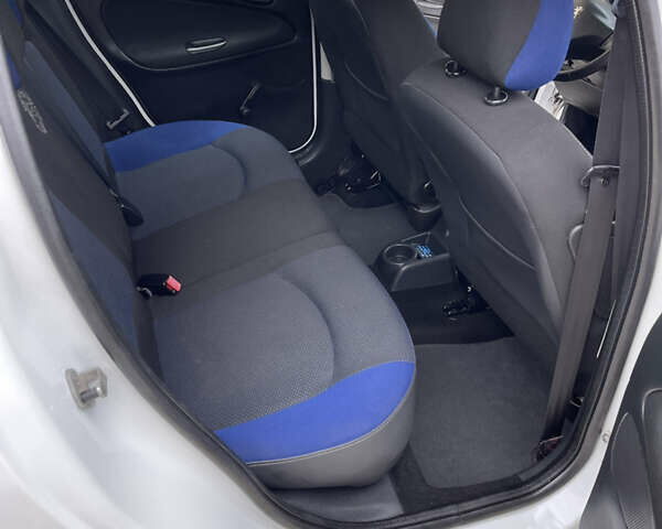 Белый Пежо 206, объемом двигателя 1.4 л и пробегом 130 тыс. км за 5800 $, фото 11 на Automoto.ua