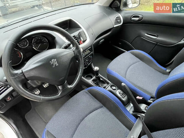 Белый Пежо 206, объемом двигателя 1.4 л и пробегом 130 тыс. км за 5800 $, фото 18 на Automoto.ua