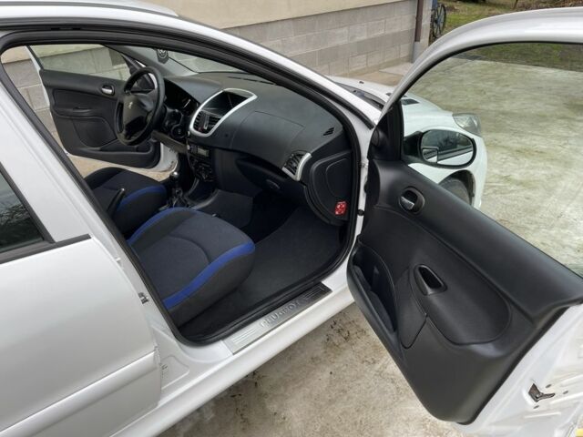 Белый Пежо 206, объемом двигателя 1.4 л и пробегом 130 тыс. км за 5800 $, фото 13 на Automoto.ua