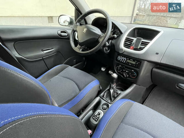 Белый Пежо 206, объемом двигателя 1.4 л и пробегом 130 тыс. км за 5800 $, фото 21 на Automoto.ua