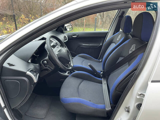 Белый Пежо 206, объемом двигателя 1.4 л и пробегом 130 тыс. км за 5800 $, фото 16 на Automoto.ua