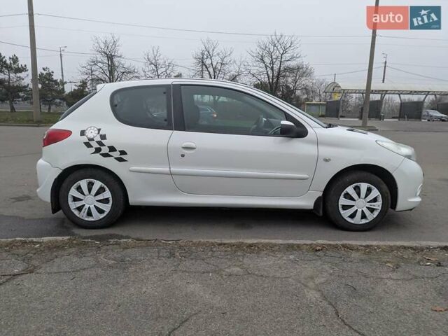 Белый Пежо 206, объемом двигателя 1.4 л и пробегом 176 тыс. км за 5200 $, фото 6 на Automoto.ua