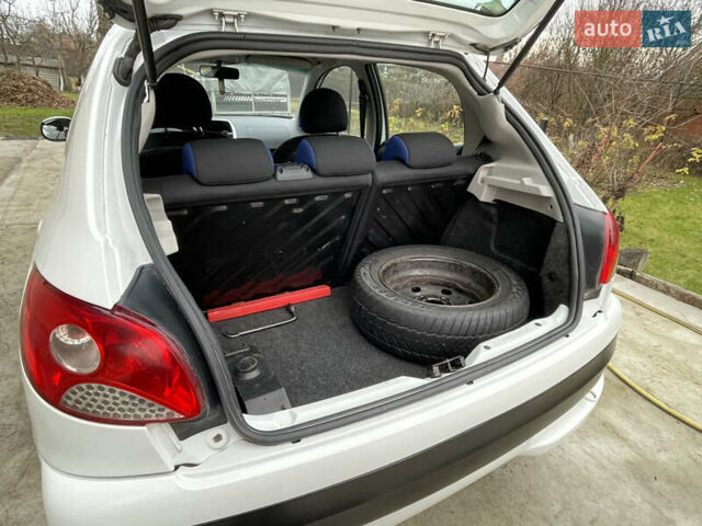 Белый Пежо 206, объемом двигателя 1.4 л и пробегом 130 тыс. км за 5800 $, фото 23 на Automoto.ua
