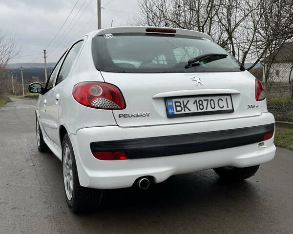 Белый Пежо 206, объемом двигателя 1.4 л и пробегом 130 тыс. км за 5800 $, фото 5 на Automoto.ua