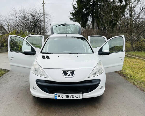 Белый Пежо 206, объемом двигателя 1.4 л и пробегом 130 тыс. км за 5800 $, фото 7 на Automoto.ua