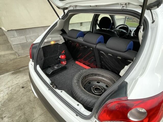 Белый Пежо 206, объемом двигателя 1.4 л и пробегом 130 тыс. км за 5800 $, фото 23 на Automoto.ua