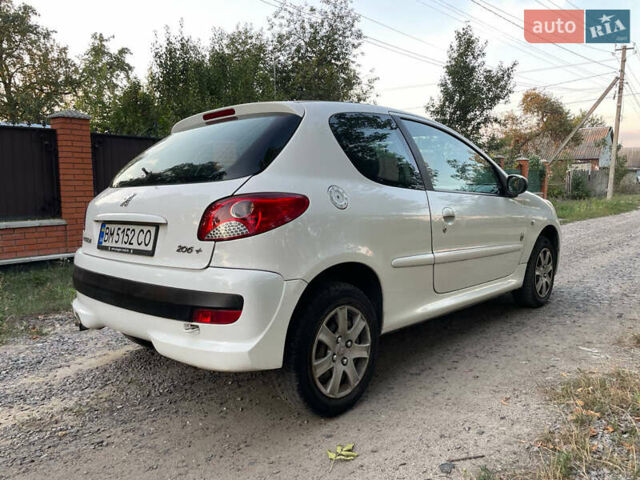 Белый Пежо 206, объемом двигателя 1.12 л и пробегом 180 тыс. км за 4500 $, фото 3 на Automoto.ua