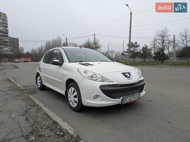 Белый Пежо 206, объемом двигателя 1.4 л и пробегом 176 тыс. км за 5200 $, фото 7 на Automoto.ua