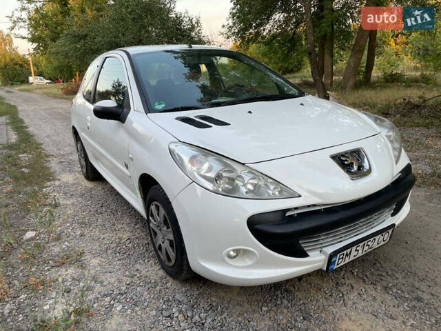 Белый Пежо 206, объемом двигателя 1.12 л и пробегом 180 тыс. км за 4500 $, фото 1 на Automoto.ua