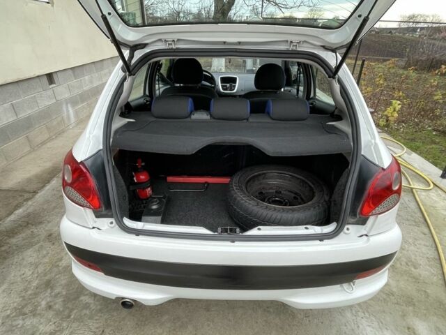 Белый Пежо 206, объемом двигателя 1.4 л и пробегом 130 тыс. км за 5800 $, фото 22 на Automoto.ua