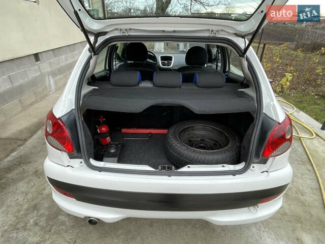 Белый Пежо 206, объемом двигателя 1.4 л и пробегом 130 тыс. км за 5800 $, фото 25 на Automoto.ua